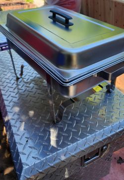Winco stainless steel 8 qt chafer.  Used Like new condition., l have two,one only has a box.  25 each