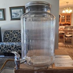 GLASS DRINK CONTAINER WITH SPIGET NWT