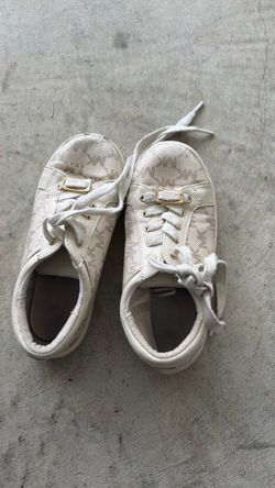 Tennis shoes