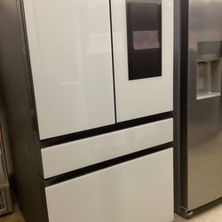 Samsung Bespoke 36 in. 29 cu.ft. 4 Doors French Door Refrigerator with Family Hub New Scratch and Dent