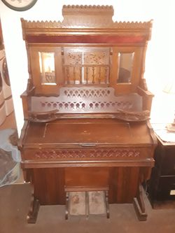 Weaver organ and piano co. Late 1800s parlor organ in good working condition.