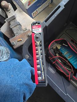Socket and ratchet