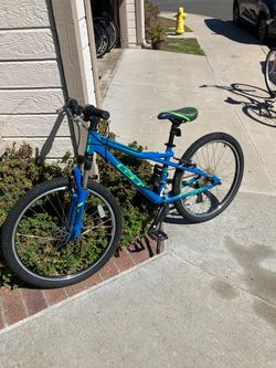 GT Stomper 24" Kids Mountain Bike - Blue/Neon Green - Great Condition