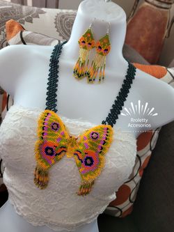 Collares y Aretes de Chaquira con diseño Mariposa y Colibri