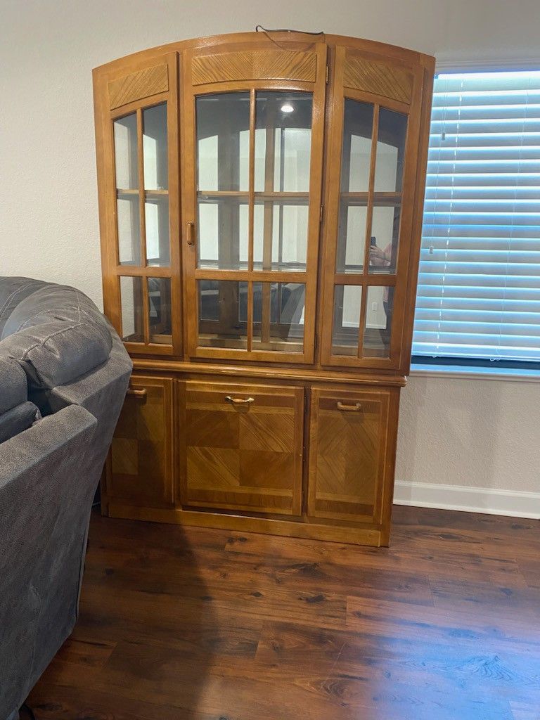 China Cabinet /  Curio Cabinet 