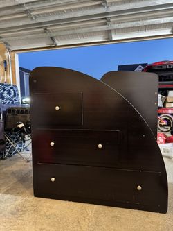 Cabin with drawers and steps