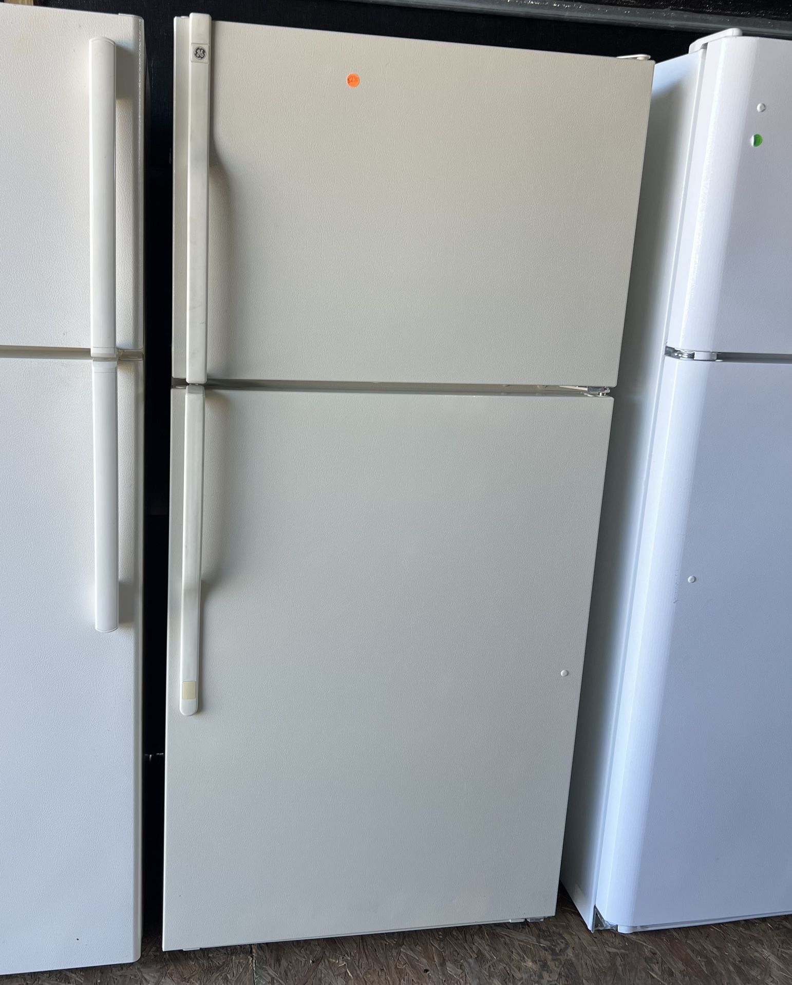 30W” 69H” Ge Beige Fridge: todo Le Funciona Perfecto