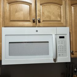 GE  White Under Cabinet Microwave