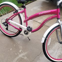 Women 7 Speed Beach Cruiser In Excellent Condition 