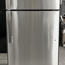 NEW 28” GE Refrigerator 17.5cu.ft. 