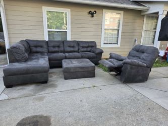 DARK GREEN LEATHER SECTIONAL WITH RECLINER