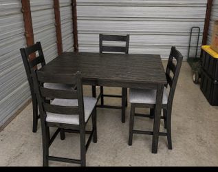 A Wayfair Table & 4 Chairs