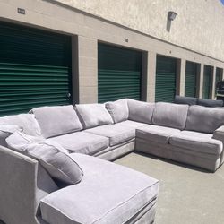 Large U-Shape Sectional Couch *Delivery Available*
