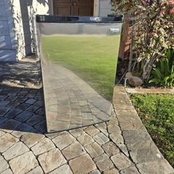 31"h X 20 1/4w X21d KENMORE Mini Fridge