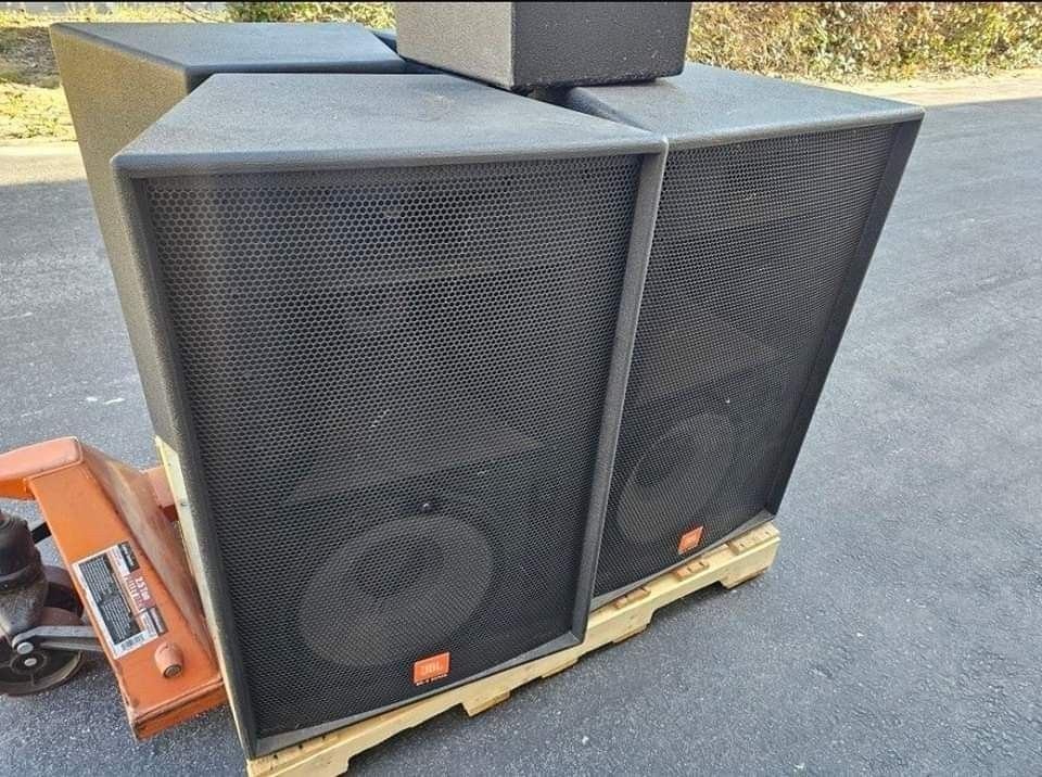 Set of 2 JBL SR4735X passive speakers.
These look new and sound amazing.
$1500 for one pair
2 pairs available