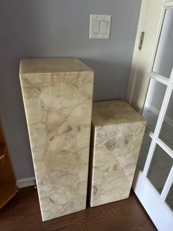 2 pedestals made of artificial stone with a marble effect