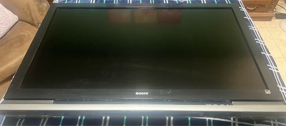 FREE Sony Bravía TV and Wood Stand. Bracket NOT included