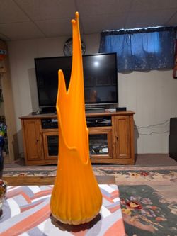 This is a rare vintage LE Smith "Bittersweet" orange swung vase from the mid-century modern era.Manufacturer: LE Smith Glass https://offerup.com/redir