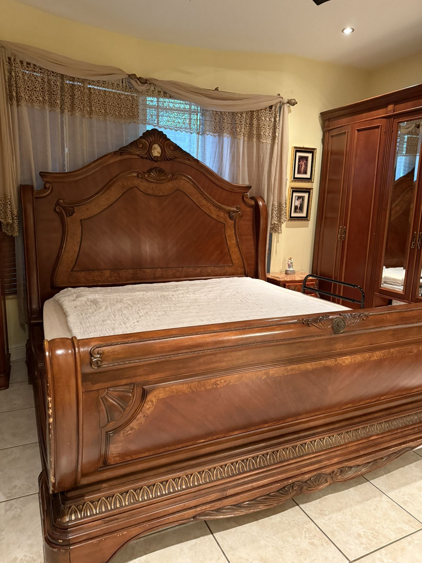 King Sized Bedroom Set (Includes Mattress)