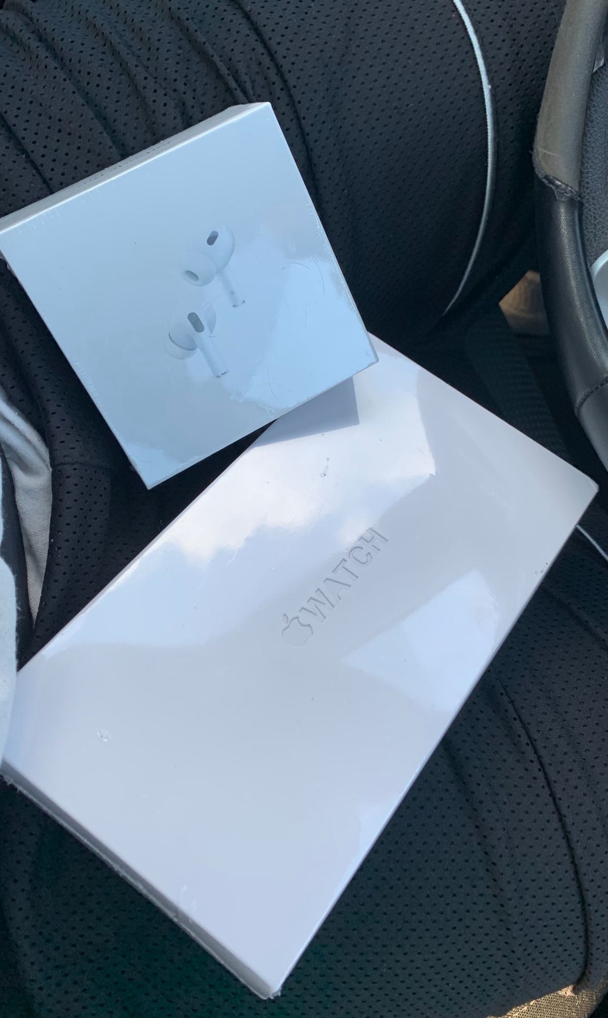 Apple Watch Ultra 2 AirPods Pro