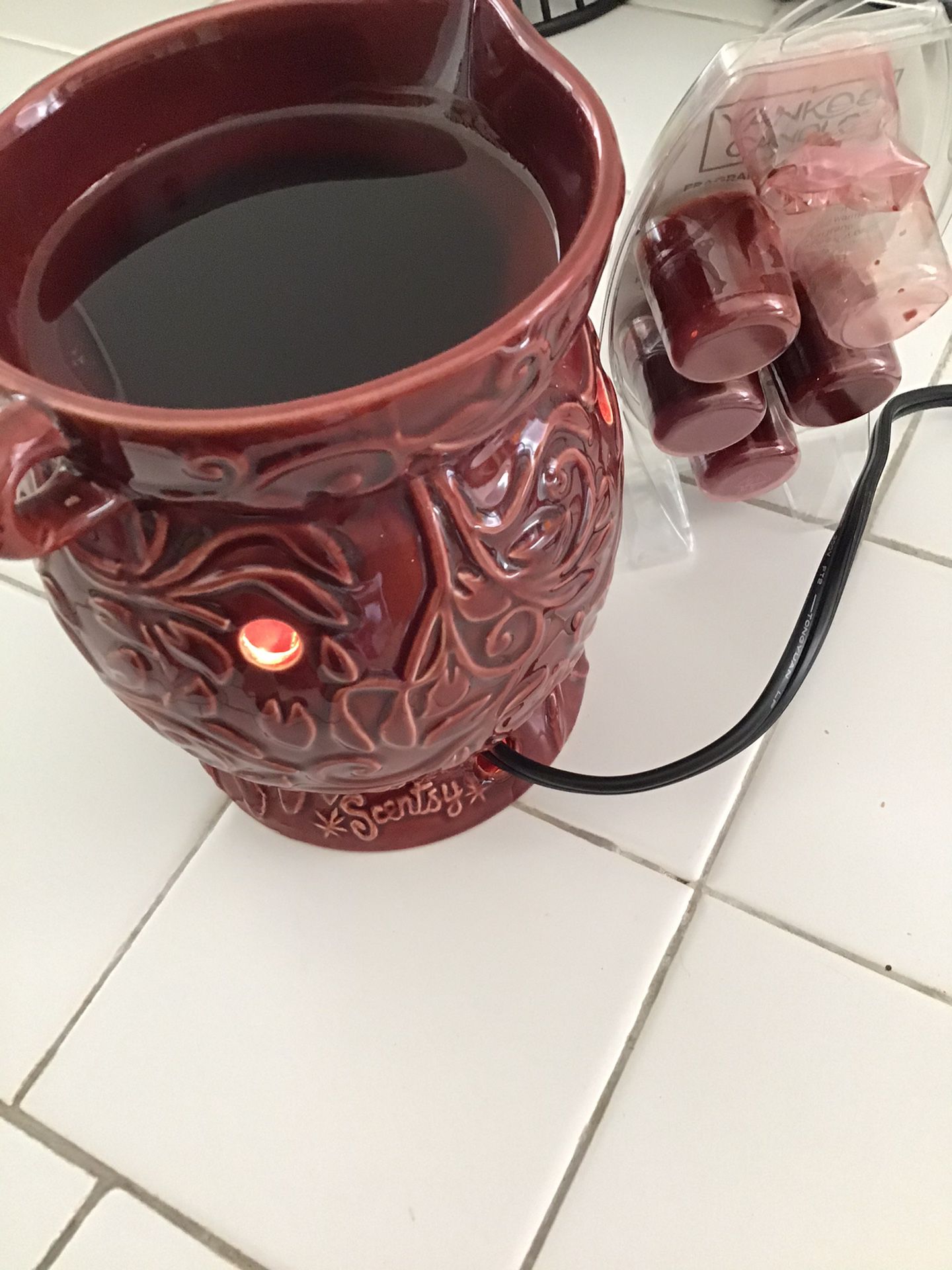 Scentsy warmer plug in with yankee candle wax $12 like new