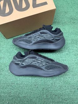 YEEZY 700 DARK GLOW SIZE 11