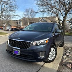 Selling a reliable and comfortable 2017 Kia Sedona LX.