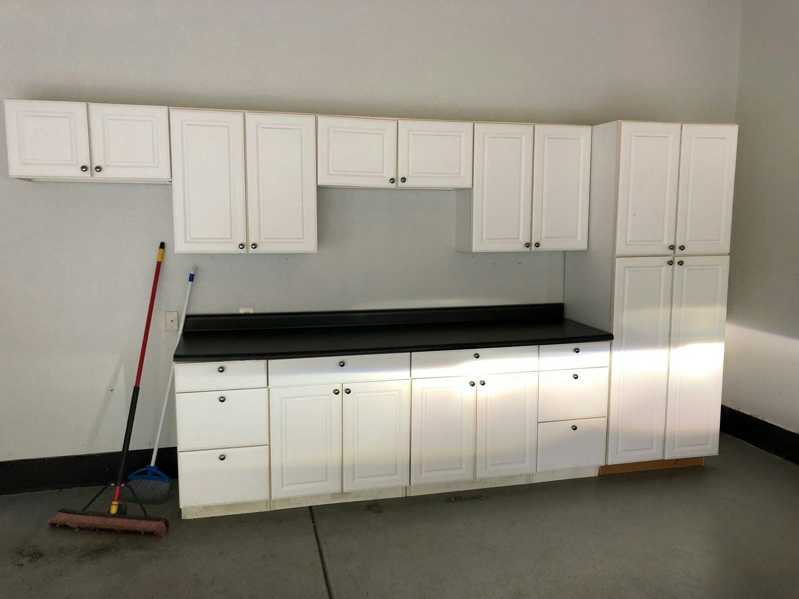 Kitchen cabinets set