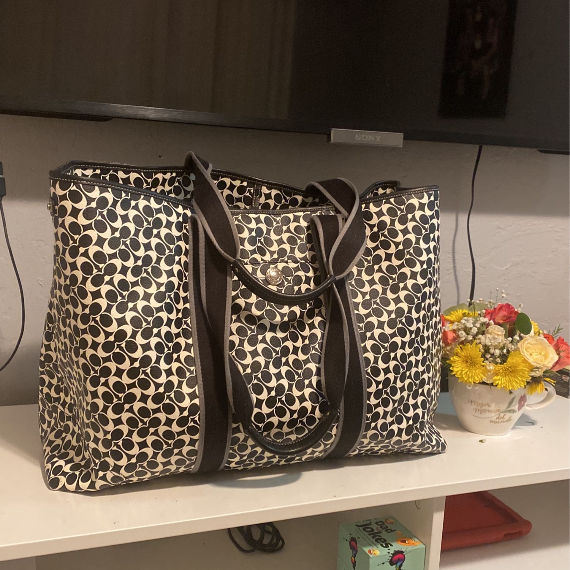 X large Coach logged bag, good for traveling