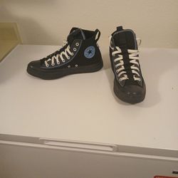 Men's Size 9 High Top Converse Shoes 