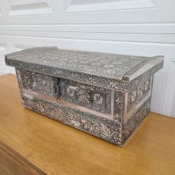 DECORATIVE BOX
