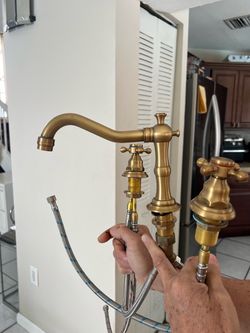 Grifo cocina . Pila de agua. Llave de agua