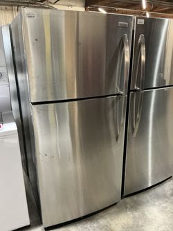 Frigidaire FFHT2022AS Top Freezer Refrigerator (Open-Box / Scratch & Dent)