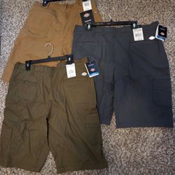 Dickies mens shorts size 38
((New)) 

A bit wrinkle due to storage in bin can steam iron on pick up. 
76179 pick up ! 