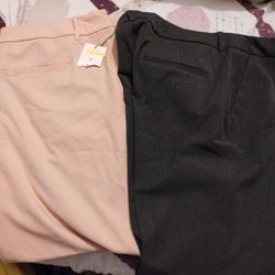 Pantalón De Mujer Uno Es Size 16 El Negro Es Size 14 Nuevo Los Dos Por $6 Dolares 