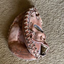 Catchers mitt left-handed