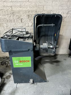 Bosch TC220S Tire Changer and Wheel Balancer WBE4100 Package