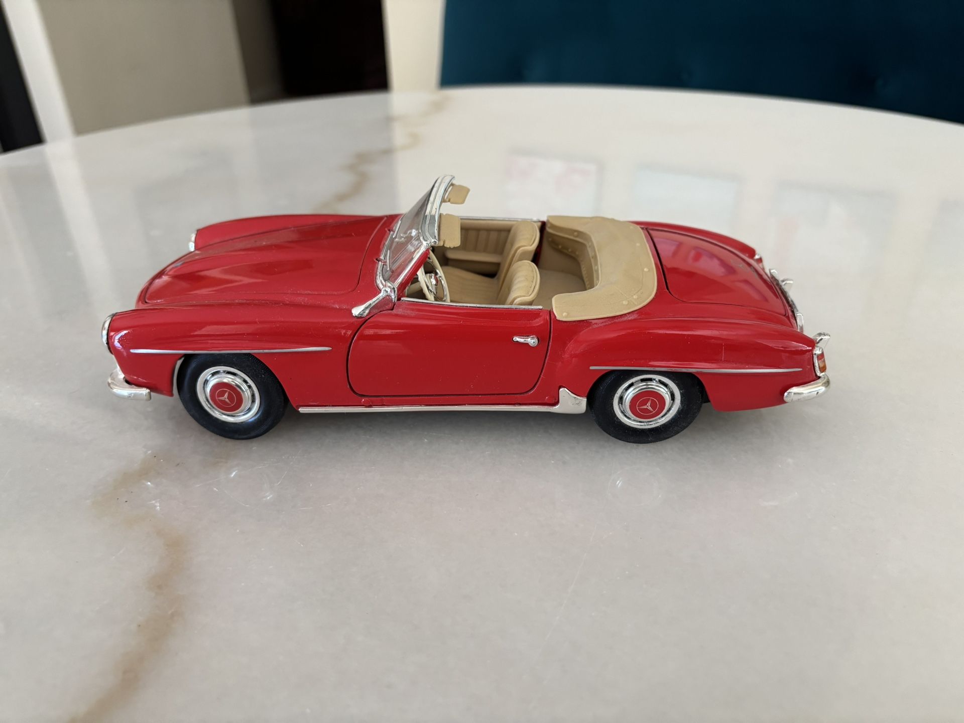 Maisto 1:18 Die-Cast Mercedes Benz 190SL