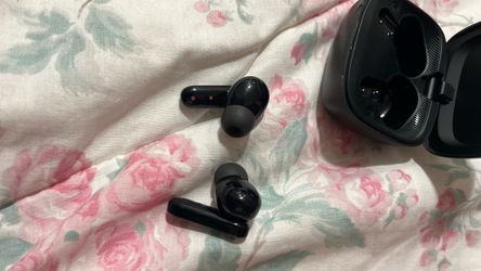 Wireless earbuds