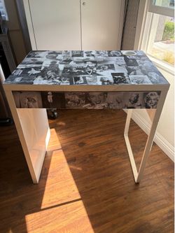 Marilyn Monroe desk