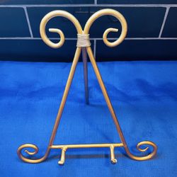 Beautiful gold tone metal decorative art/plate stand