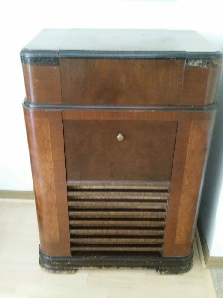 Farnsworth vintage radio,record player