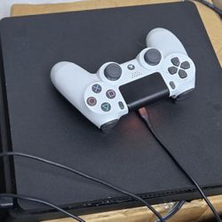 Ps4 With Controler And Power Cord