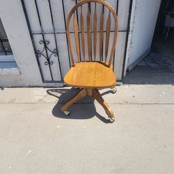 SILLA DE MADERA CON RODILLOS 