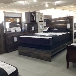 Drystan 4pc King Panel Bedroom Set