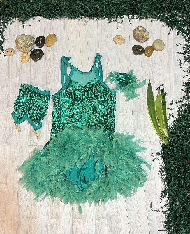 PHENOMENAL Green 💚  Rio 🟩 3 - Pieces ONE PIECE LEO, GLOVES,  HAIR FEATHER COSTUME DANCE OR GYM