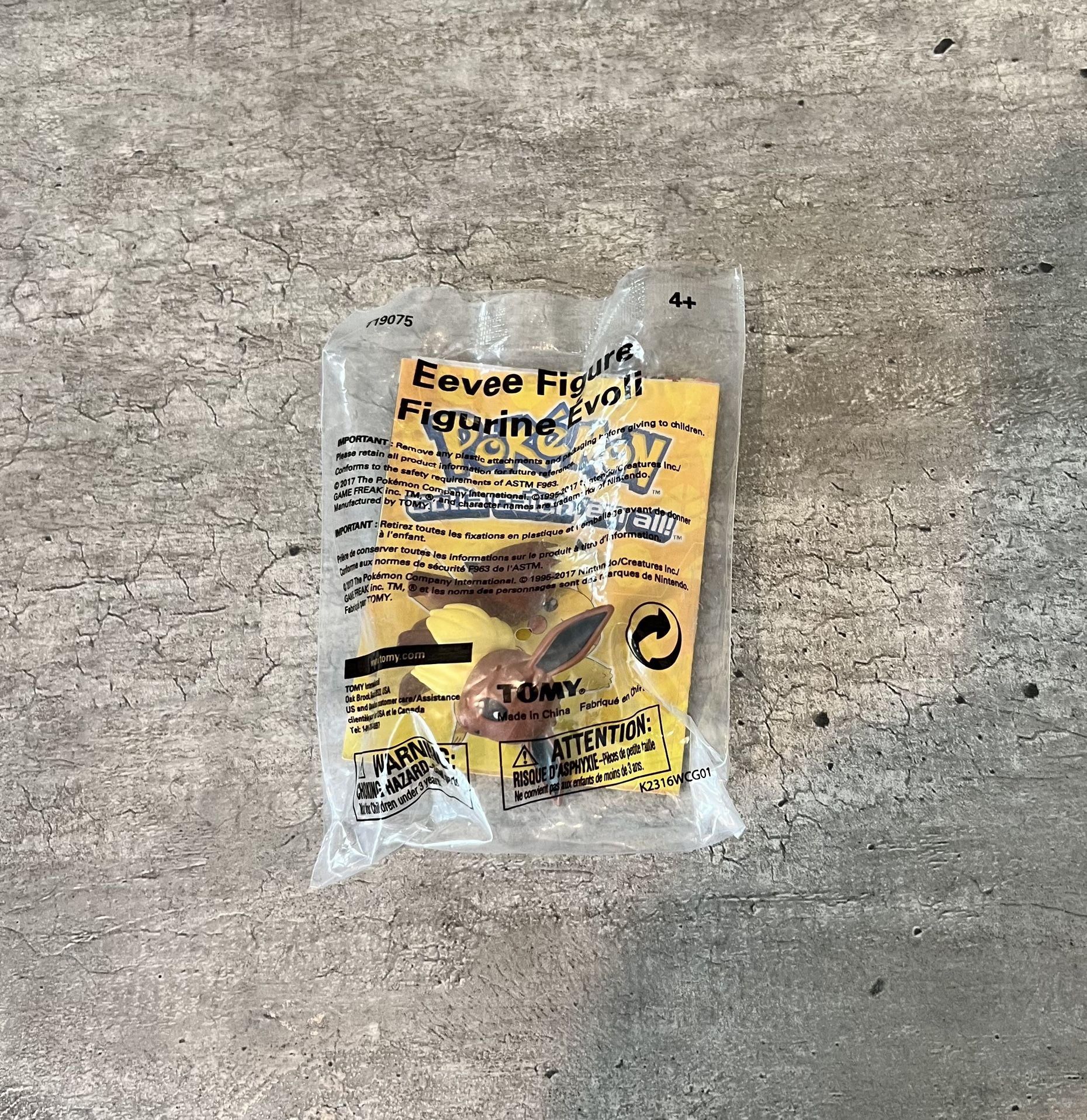 Toys R Us 2017 Pokémon Eevee Figure Promo