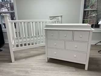 Pottery Barn Crib and Dresser set.  Asking $600 firm. Pickup only with your own truck.  Zelle/Paypal/Instant payment only.