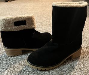 Black Size 10 (42) boots. Brand new and have never been worn. By Libyi. Cuff With Creme 