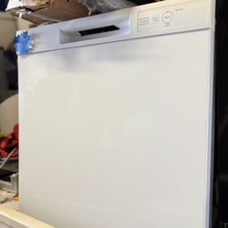 White HotPoint dishwasher 